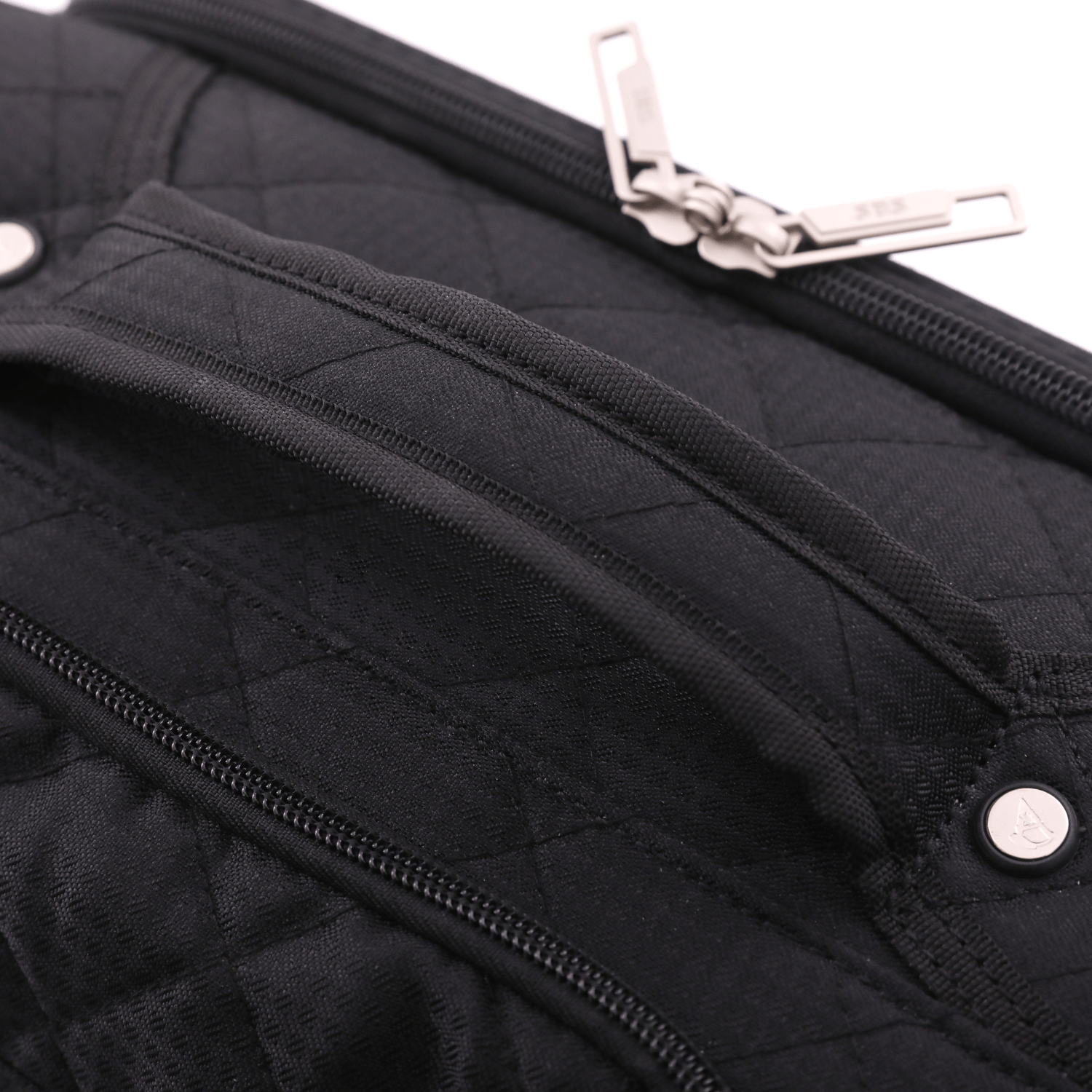 Close-up of Aerolite cabin bag's quilted fabric handle and durable SBS zips for secure and comfortable handling.